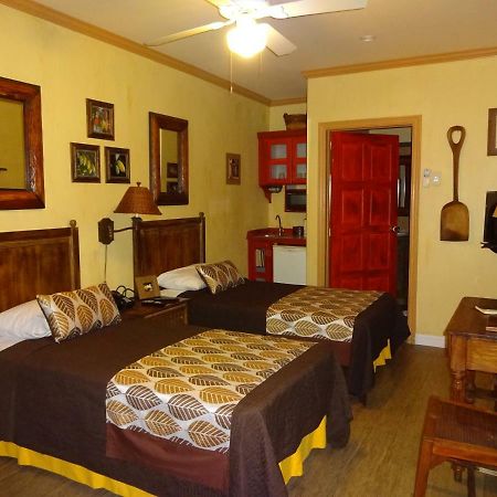 Coblentz Inn Boutique Hotel ポートオブスペイン エクステリア 写真