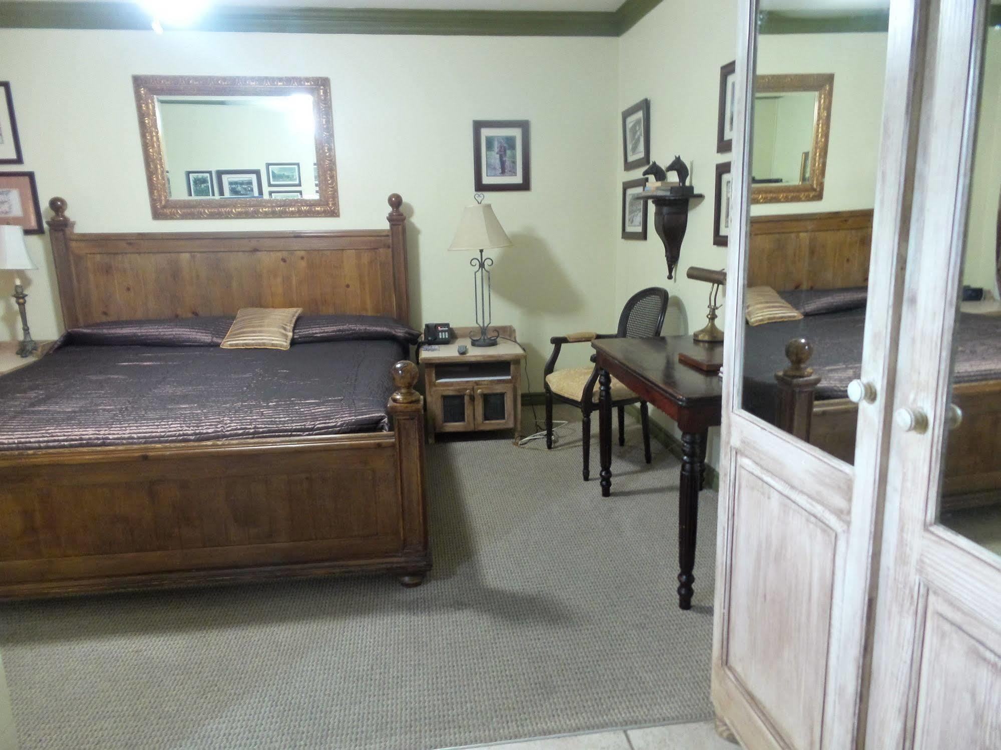 Coblentz Inn Boutique Hotel ポートオブスペイン エクステリア 写真