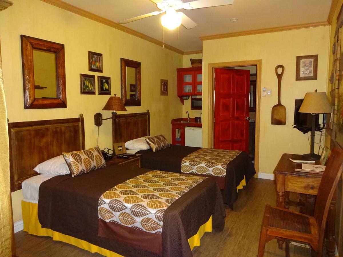Coblentz Inn Boutique Hotel ポートオブスペイン エクステリア 写真
